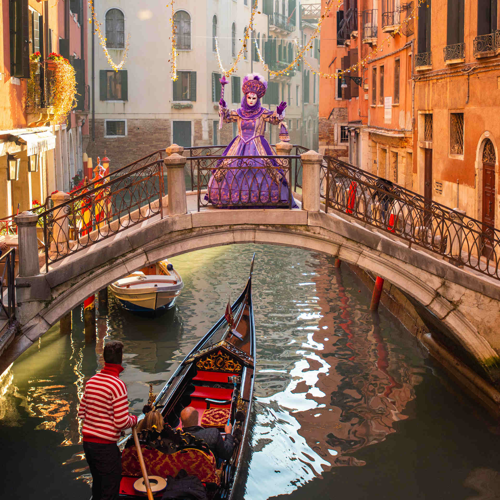 Το Καρναβάλι στον κόσμο 4 - Σπίθες Το Καρναβάλι στον κόσμο 3 - Σπίθες